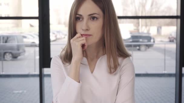 Femme Inquiète Debout Frotter Les Mains Toucher Visage Avant Entretien — Video