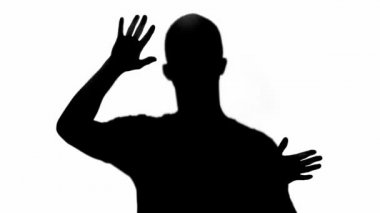 adam palmiye gösteren ve yavaşça beyaz üzerinde izole işaret silüeti