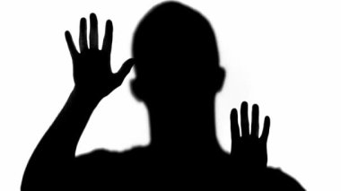 Erkek beyaz üzerinde izole elleri ile dokunmadan siluet seçici odak