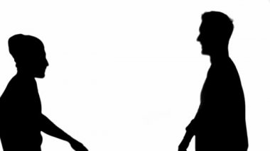 Beyaz üzerinde izole savaşan saldırgan erkeklerin iki silueti yan görünümü