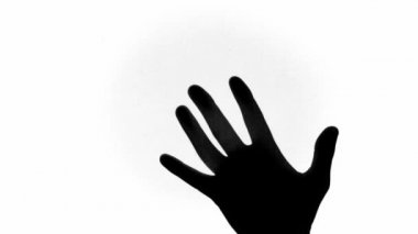 Adam sallayarak el Beyaz üzerinde izole siluetinin kırpılmış görünümü