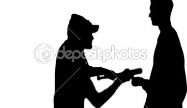 Beyzbol yarasa ile adam saldıran kap ve kaput suç silüeti ve kaçmak