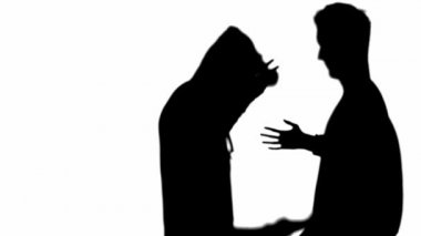adam ceza tutan bıçak ile mücadele silueti, kazanan ve gösteren Evet jest beyaz izole