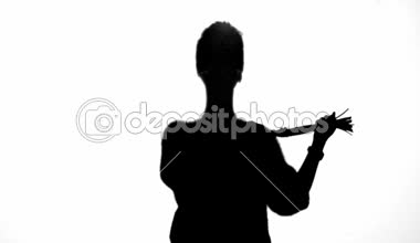 Beyaz üzerinde izole kırbaç kamçı tutan kadın silüetinin ön görünümü