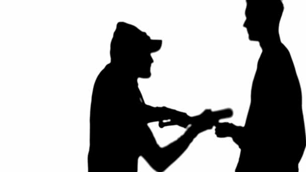Silhouette Criminale Berretto Cappuccio Attaccare Uomo Con Mazza Baseball Scappare — Video Stock