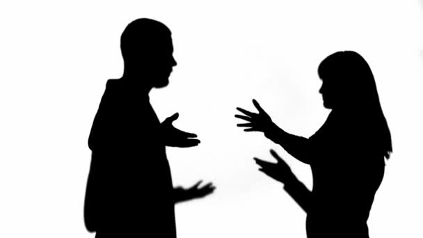双方争吵和挥舞的手孤立在白色的两个剪影侧视图 — 图库视频影像