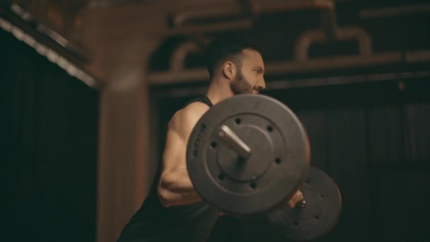 Bearded Muskulös Powerlifter Vita Shorts Träning Med Skivstång — Stockvideo