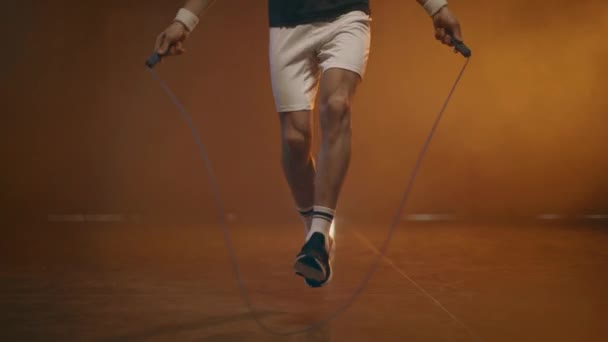 ジャンプロープによる短パントレーニングにおけるスポーツマンのクロップビュー — ストック動画