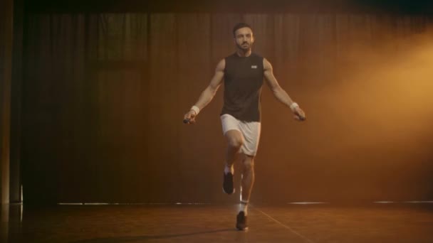 运动员穿白色短裤跳绳的全长视野 — 图库视频影像