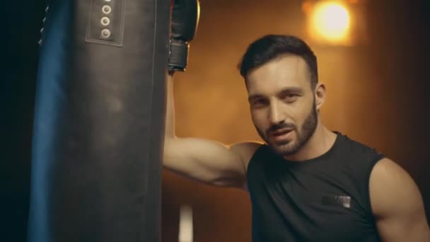 Boxer Bokshandschoenen Eindigend Training Met Bokszak Vangen Adem Knipoogt Met — Stockvideo