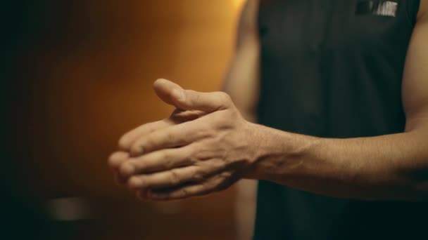 Vue Partielle Sportif Qui Applique Poudre Talc Applaudit Les Mains — Video