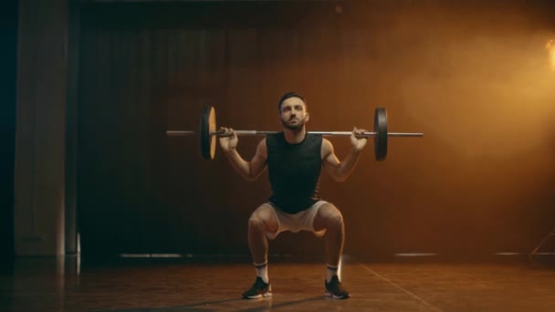 Ganzkörperansicht Des Powerlifters Der Kniebeugen Macht Die Langhantel Senkt Und — Stockvideo