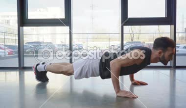 Sportsman içinde Sneakers spor salonunda Push UPS yapıyor