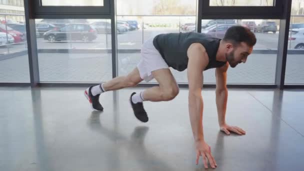 Sportsman Short Blanc Faisant Des Pompes Dans Salle Gym — Video
