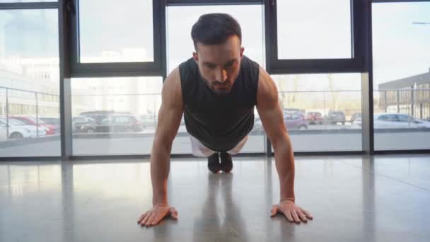 Framifrån Koncentrerad Muskulös Idrotts Man Gör Planka Gym — Stockvideo
