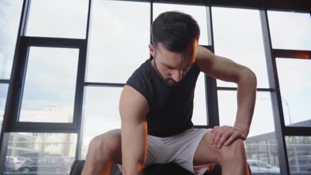 Koncentrerad Muskulös Idrotts Utövare Vita Shorts Gör Biceps Lockar Med — Stockvideo