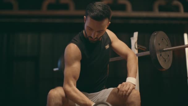 Esportista Muscular Concentrado Shorts Brancos Fazendo Cachos Bíceps Com Halteres — Vídeo de Stock