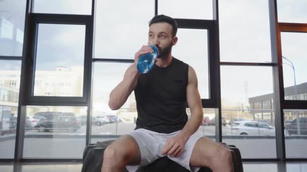 Spor Şişeyi Açan Beyaz Şortlu Sportsman Içme Suyu Alnını Silerek — Stok video