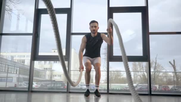 在健身房用绳索锻炼的集中运动员的前景 — 图库视频影像