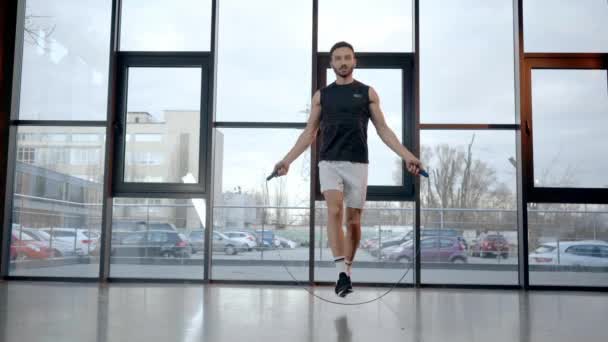 Spor Salonunda Atlama Halat Ile Sporcu Sıçrama Tam Uzunlukta Görünümü — Stok video