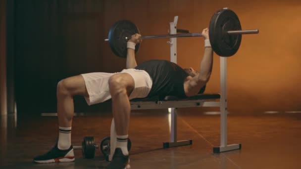 Powerlifter Shorts Brancos Tênis Fazendo Supino — Vídeo de Stock