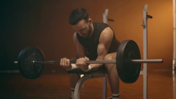Muskulöser Bärtiger Powerlifter Weißen Socken Beim Training Mit Der Langhantel — Stockvideo