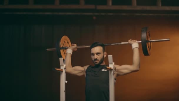 Powerlifter Muscular Fazendo Sobrecarga Imprensa Abaixando Barra Olhando Para Longe — Vídeo de Stock