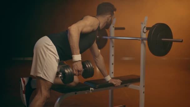 肌肉运动员在白色短裤训练与杠铃 — 图库视频影像