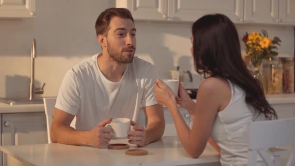 Hombre Barbudo Guapo Sonriendo Sosteniendo Taza Tomando Café Hablando Con — Vídeos de Stock