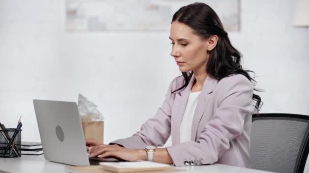 Mulher Negócios Atraente Doente Digitando Laptop Tosse Escritório Moderno — Vídeo de Stock