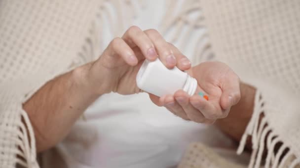 Vista Recortada Del Hombre Sosteniendo Botella Verter Pastillas Mano — Vídeos de Stock