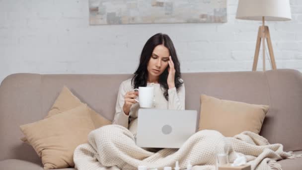 Brunette Sjuka Bloggare Använder Laptop Hålla Kopp Dricka Vävnad Och — Stockvideo