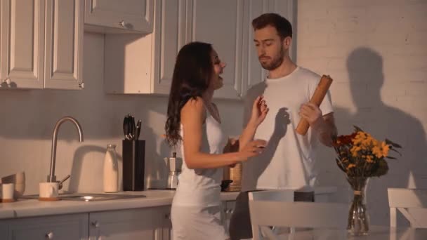 Mutfakta Tahta Kaşık Biber Shaker Tutan Mutlu Sakallı Adam Ile — Stok video