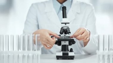 laboratuvarda mikroskop aracılığıyla örnek bakarak gözlük afrikalı Amerikalı bilim adamı seçici odak 