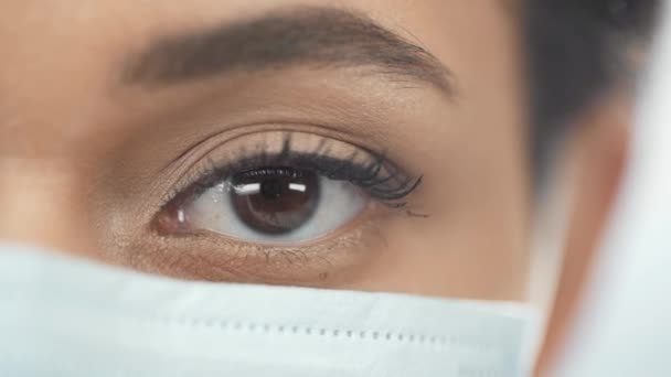 Close Vista Mulher Afro Americana Máscara Médica Olhando Para Câmera — Vídeo de Stock