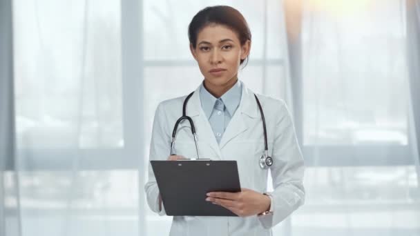Veselý Africký Americký Doktor Bílém Plášti Stetoskem Schránkou Klinice — Stock video