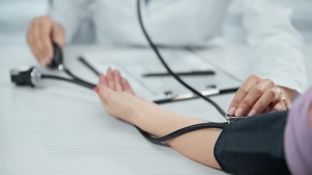 Levágott Orvos Nézete Sztetoszkóppal Páciens Vérnyomásának Mérésére — Stock videók