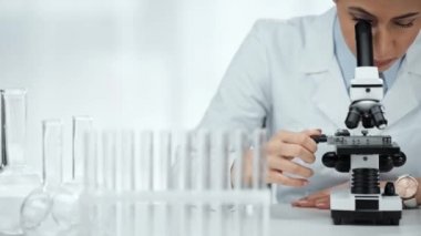 laboratuvarda mikroskop yoluyla örnek bakarak Afrikalı Amerikalı bilim adamı 