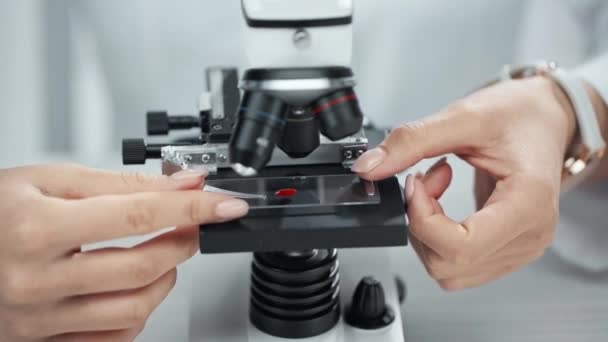 Visão Parcial Cientista Colocando Amostra Com Sangue Microscópio — Vídeo de Stock