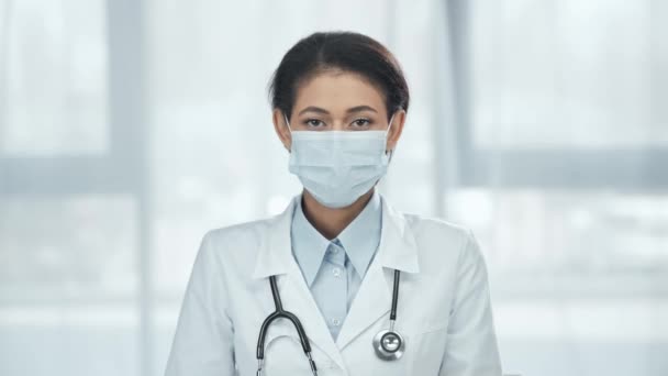 Medico Afroamericano Camice Bianco Con Stetoscopio Maschera Medica Guardando Macchina — Video Stock