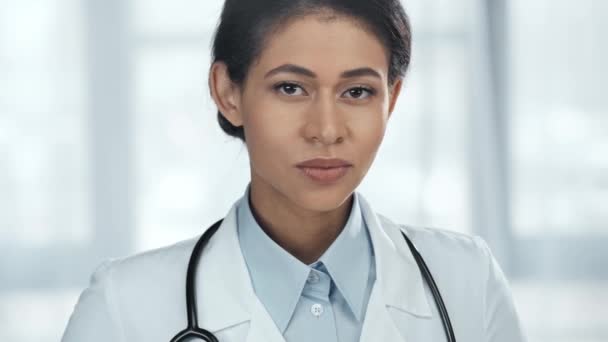 Sorridente Medico Afroamericano Cappotto Bianco Con Stetoscopio Guardando Macchina Fotografica — Video Stock