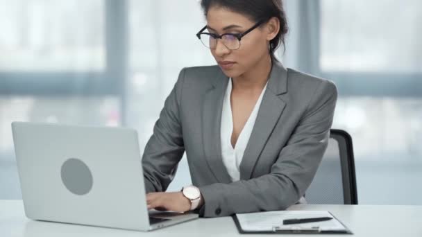 Mujer Negocios Afroamericana Gafas Escribiendo Ordenador Portátil Luego Sonriendo Cámara — Vídeos de Stock