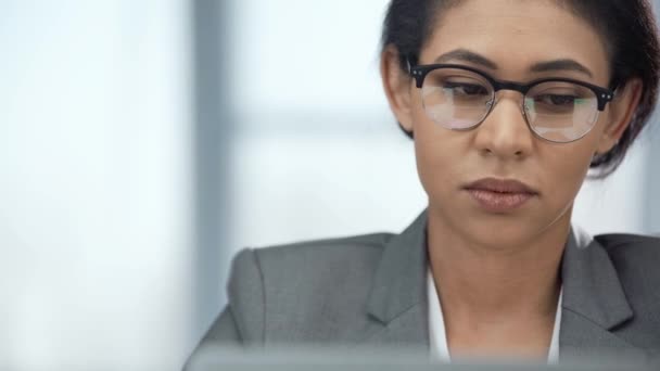 Focada Mulher Negócios Afro Americana Óculos Olhando Para Longe — Vídeo de Stock