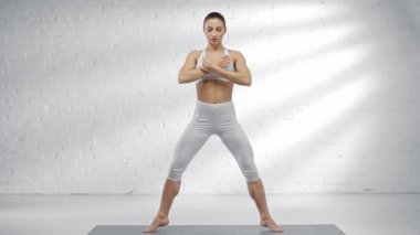 derin nefes alan kadının tam uzunlukta görünümü, yoga yaparken parmak uçları üzerinde duran, germe ve çömelme yapıyor