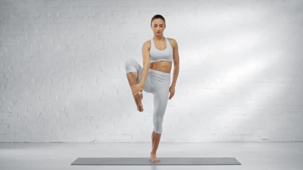 Bacak Yükselterek Kadın Tam Uzunlukta Görünümü Vrksasana Yapıyor Namaste Işareti — Stok video