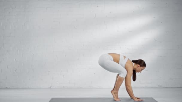 Vue Latérale Femme Pratiquant Bakasana Bhujangasana Adho Mukha Svanasana Élevant — Video