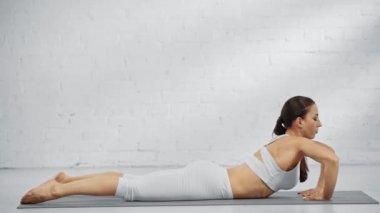 yalınayak kadın yoga pratik ve kapalı gözlü yoga minderi üzerinde dinlenme