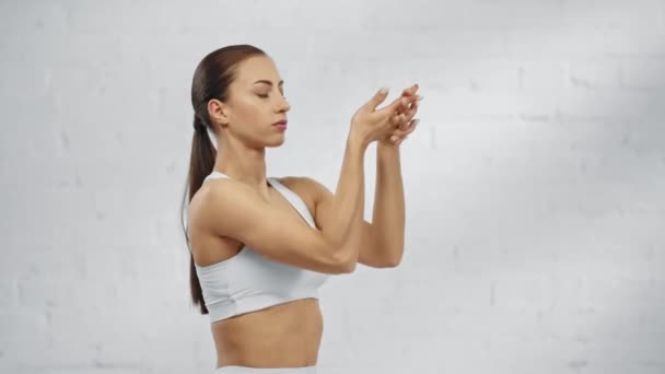 Mujer Estirándose Bebiendo Agua Mirando Cámara Con Sonrisa — Vídeos de Stock