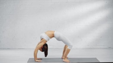 urdhva dhanurasana, dwi pada viparita dandasana ve pavanamuktasana pratik kadın yan görünümü