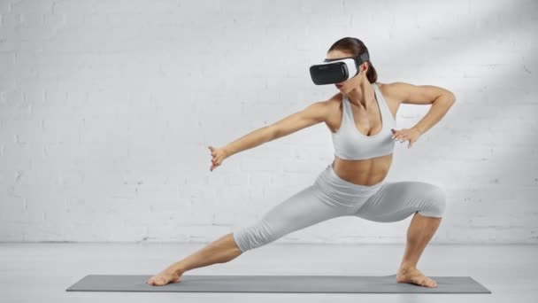Vrouw Headset Oefenen Yoga Zwaaien Handen Stretching Yoga Mat — Stockvideo